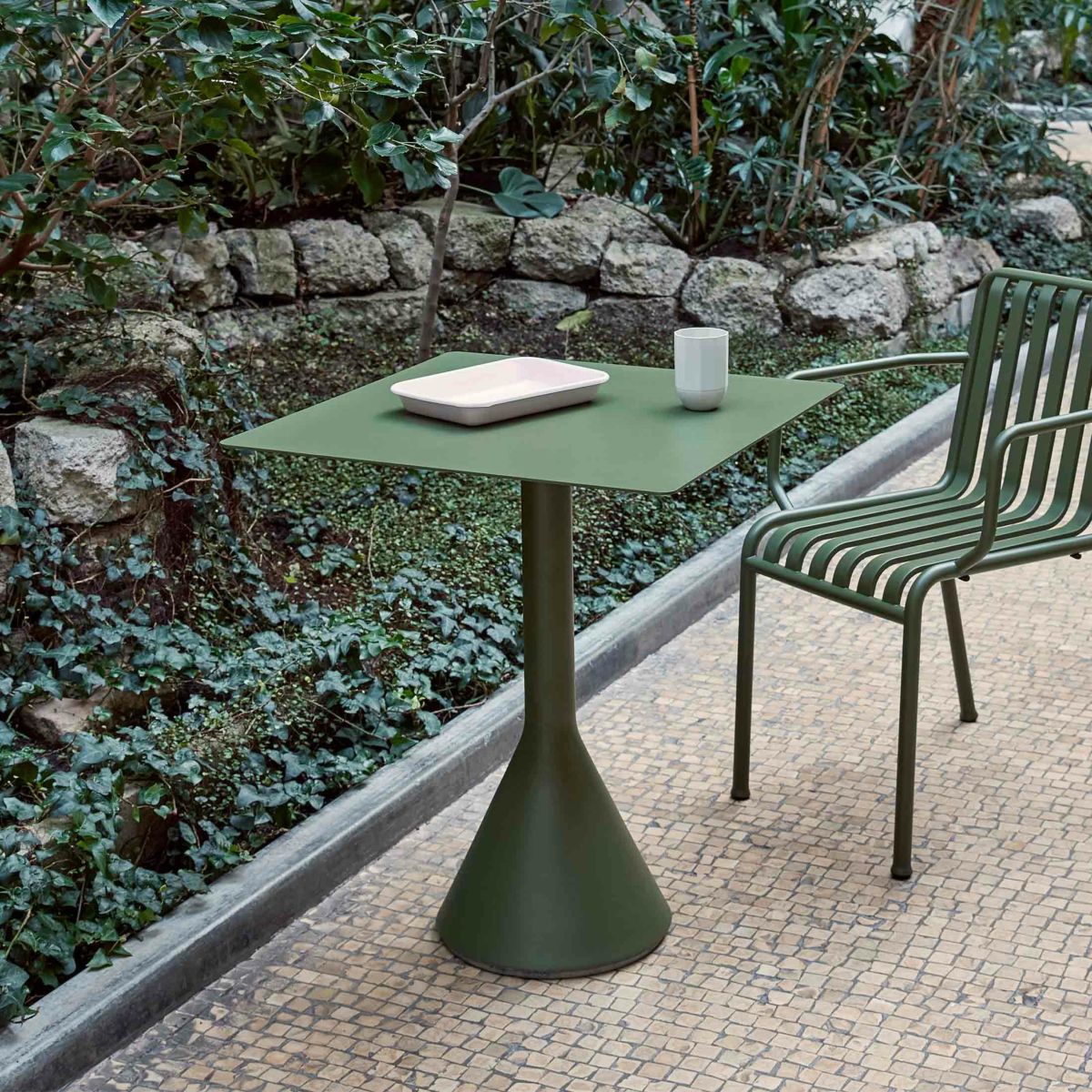 HAY（ヘイ） / PALISSADE（パリサード） / Cone Table（コーンテーブル） / W65 x D65 x H74cm / 全4色 / アウトドア