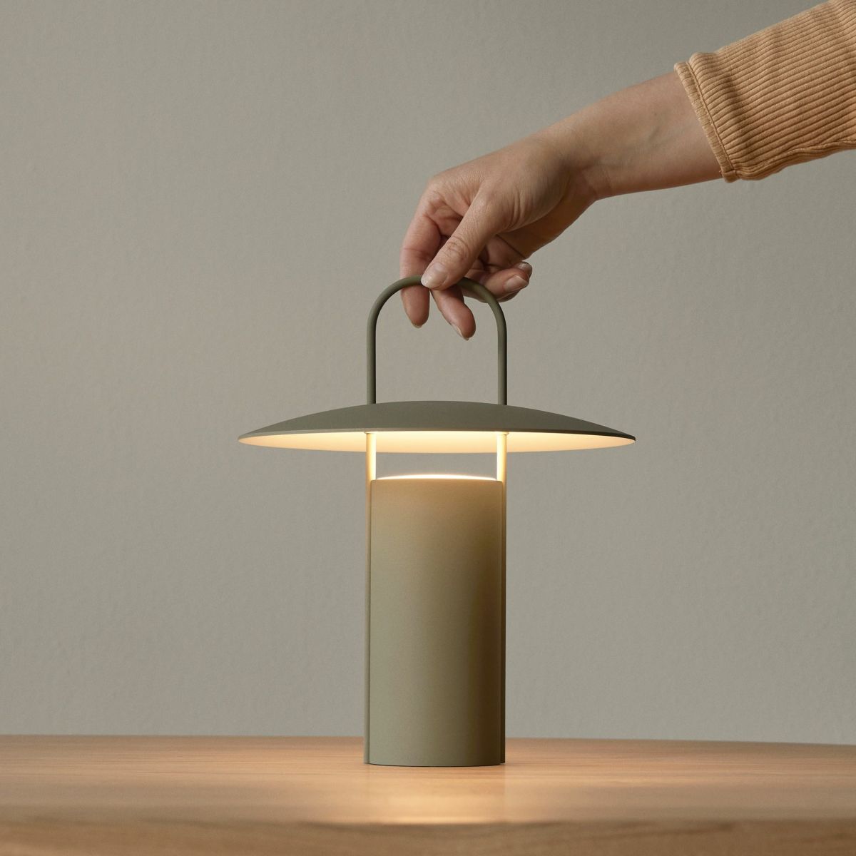 Audo Copenhagen（オドー・コペンハーゲン） / RAY PORTABLE LAMP（レイ ポータブル ランプ） /  全2色 / テーブルランプ