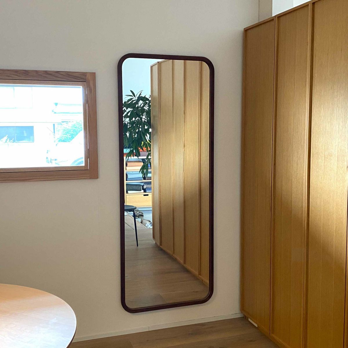FREDERICIA（フレデリシア） / Silhouette Mirror（シルエットミラー） / Model 8324 / ウォルナット材・オイル仕上げ / 70×180cm