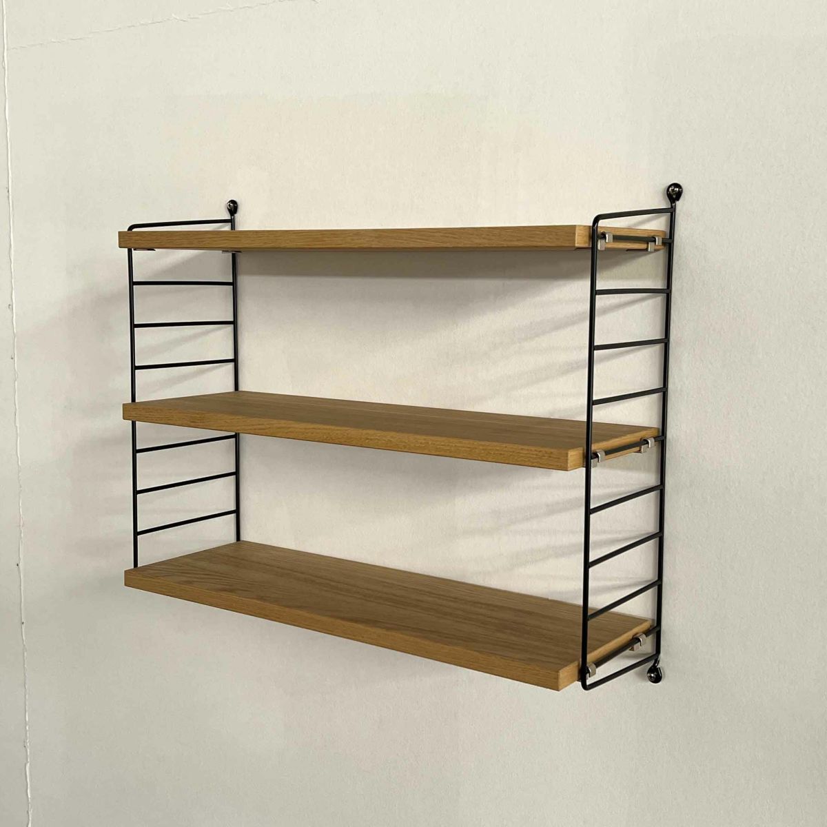 String Furniture（ストリング ファニチャー） / String System（ストリング システム） / シェルフ＋ウォールパネル / W60×D20×H50cm / オーク×ブラック / 石膏ボードアンカー付き / 壁面収納