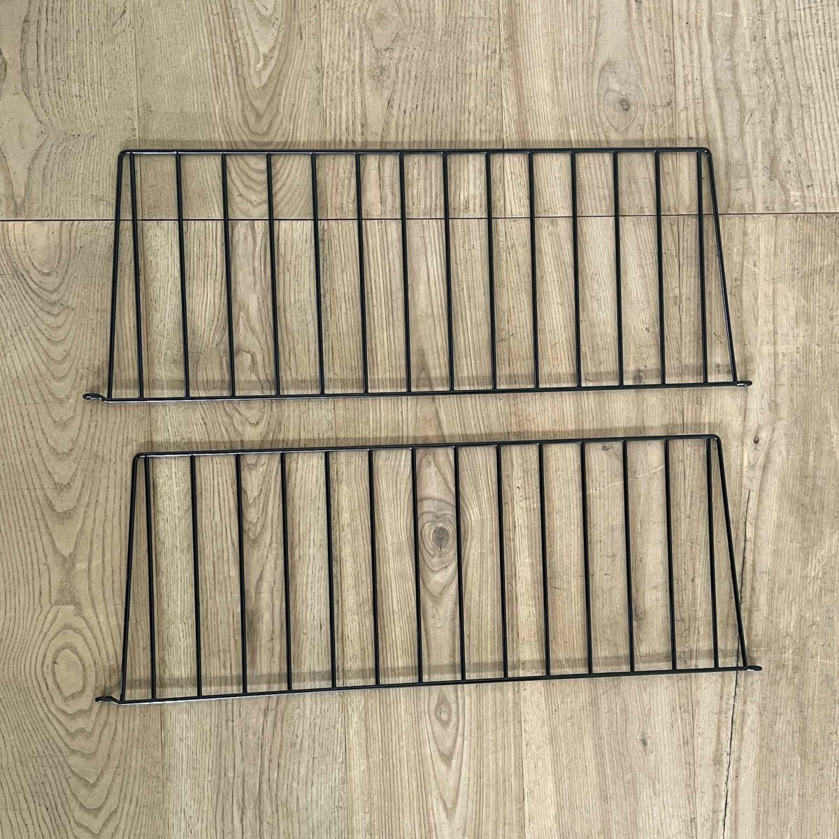 String Furniture（ストリング ファニチャー） / String System（ストリング システム） / シェルフ＋ウォールパネル / W60×D30×H75cm / オーク×ブラック / 石膏ボードアンカー付き / 壁面収納