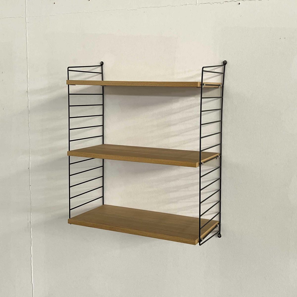 String Furniture（ストリング ファニチャー） / String System（ストリング システム） / シェルフ＋ウォールパネル / W60×D30×H75cm / オーク×ブラック / 石膏ボードアンカー付き / 壁面収納