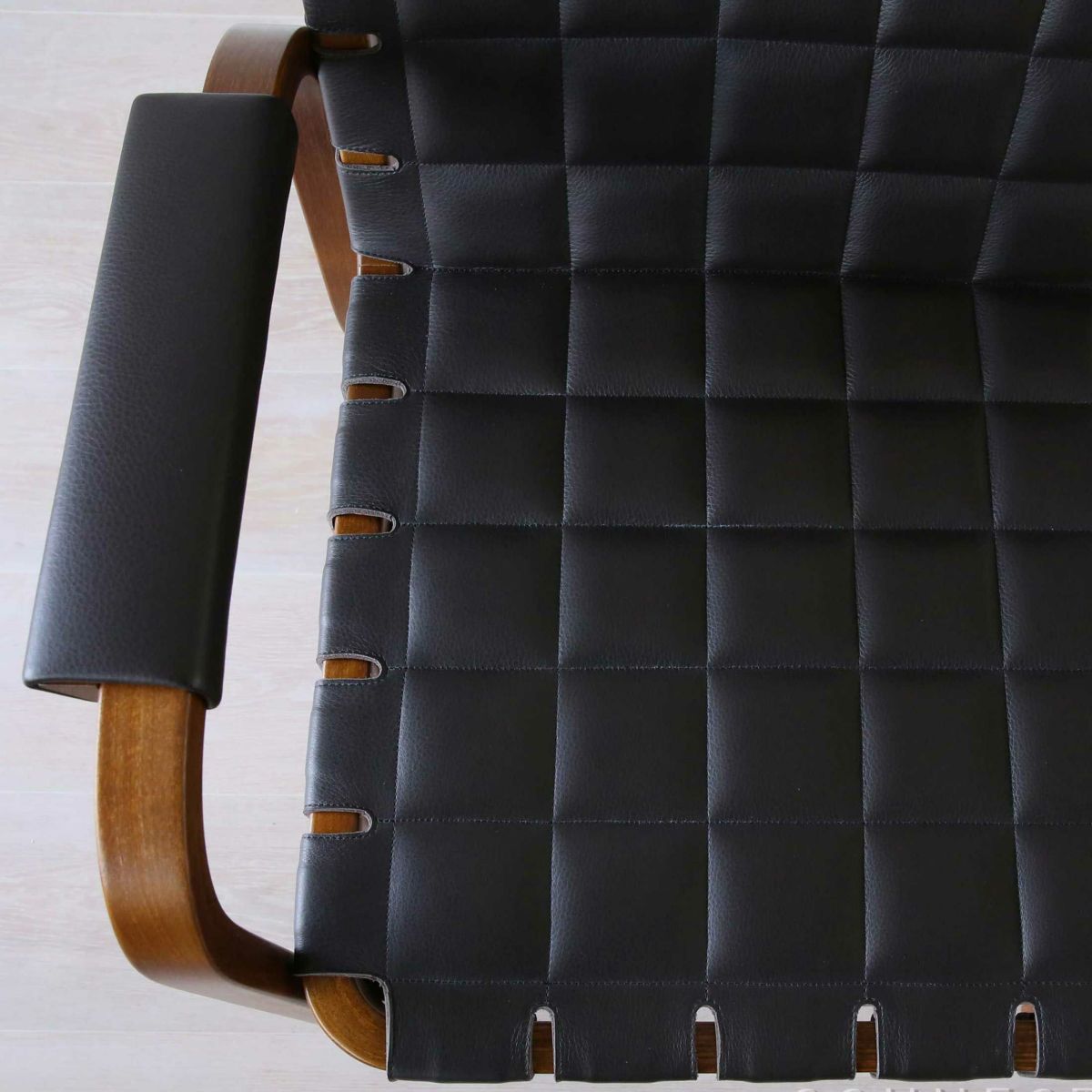 【アウトレット】Artek（アルテック） / ARMCHAIR 45（アームチェア45） / バーチ材・ウォルナットステイン / キルティングレザー / ダークブラウン / アームレスト・レザーカバー