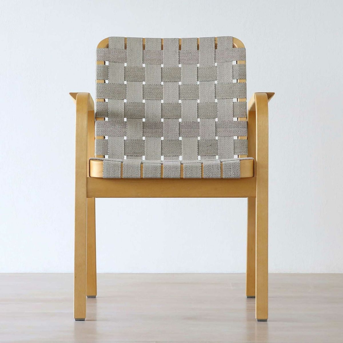 《決算キャンペーン pt5倍》【アウトレット】Artek（アルテック） / ARMCHAIR 45（アームチェア45） / バーチ材・ハニーステイン / リネンウェービングテープ / ナチュラル・ブラック / アームレスト・ラタン巻