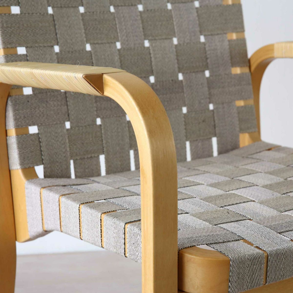 《決算キャンペーン pt5倍》【アウトレット】Artek（アルテック） / ARMCHAIR 45（アームチェア45） / バーチ材・ハニーステイン / リネンウェービングテープ / ナチュラル・ブラック / アームレスト・ラタン巻