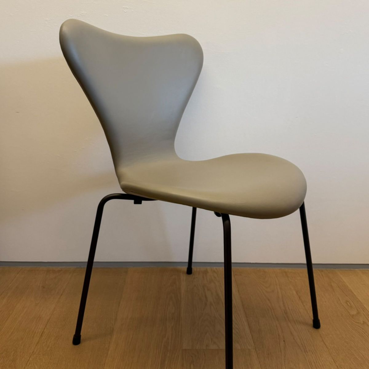 【ポイント20倍】【アウトレット】FRITZ HANSEN（フリッツ・ハンセン） / SERIES 7（セブンチェア） / Essential Leather（エッセンシャルレザー） / ライトグレー / フルパディング / ブラウンブロンズ脚