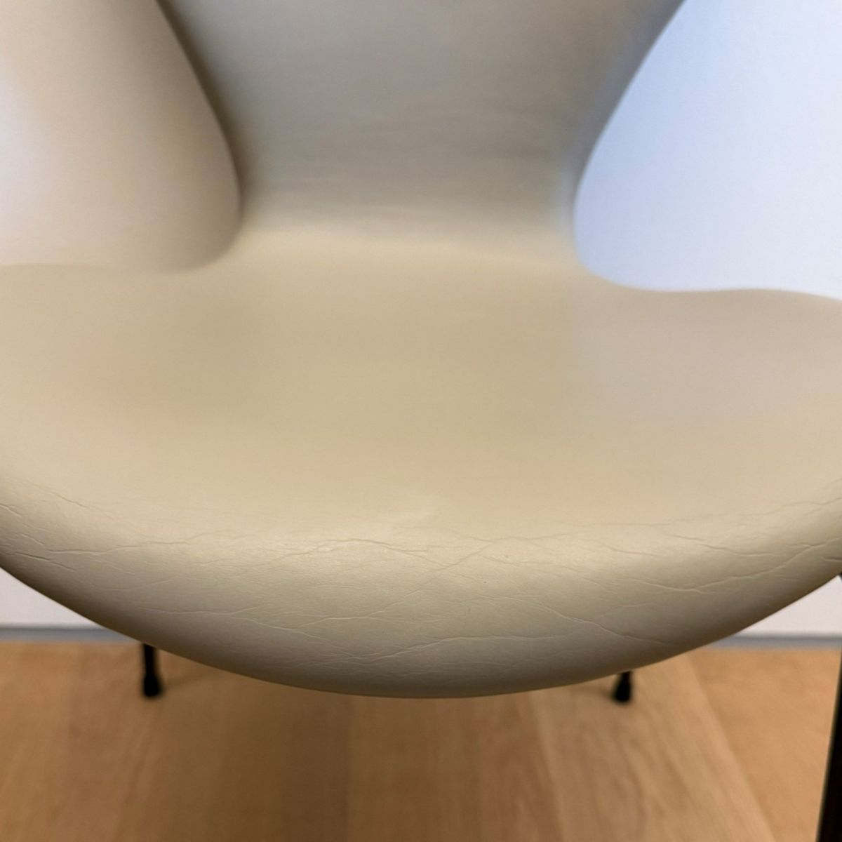 【ポイント20倍】【アウトレット】FRITZ HANSEN（フリッツ・ハンセン） / SERIES 7（セブンチェア） / Essential Leather（エッセンシャルレザー） / ライトグレー / フルパディング / ブラウンブロンズ脚