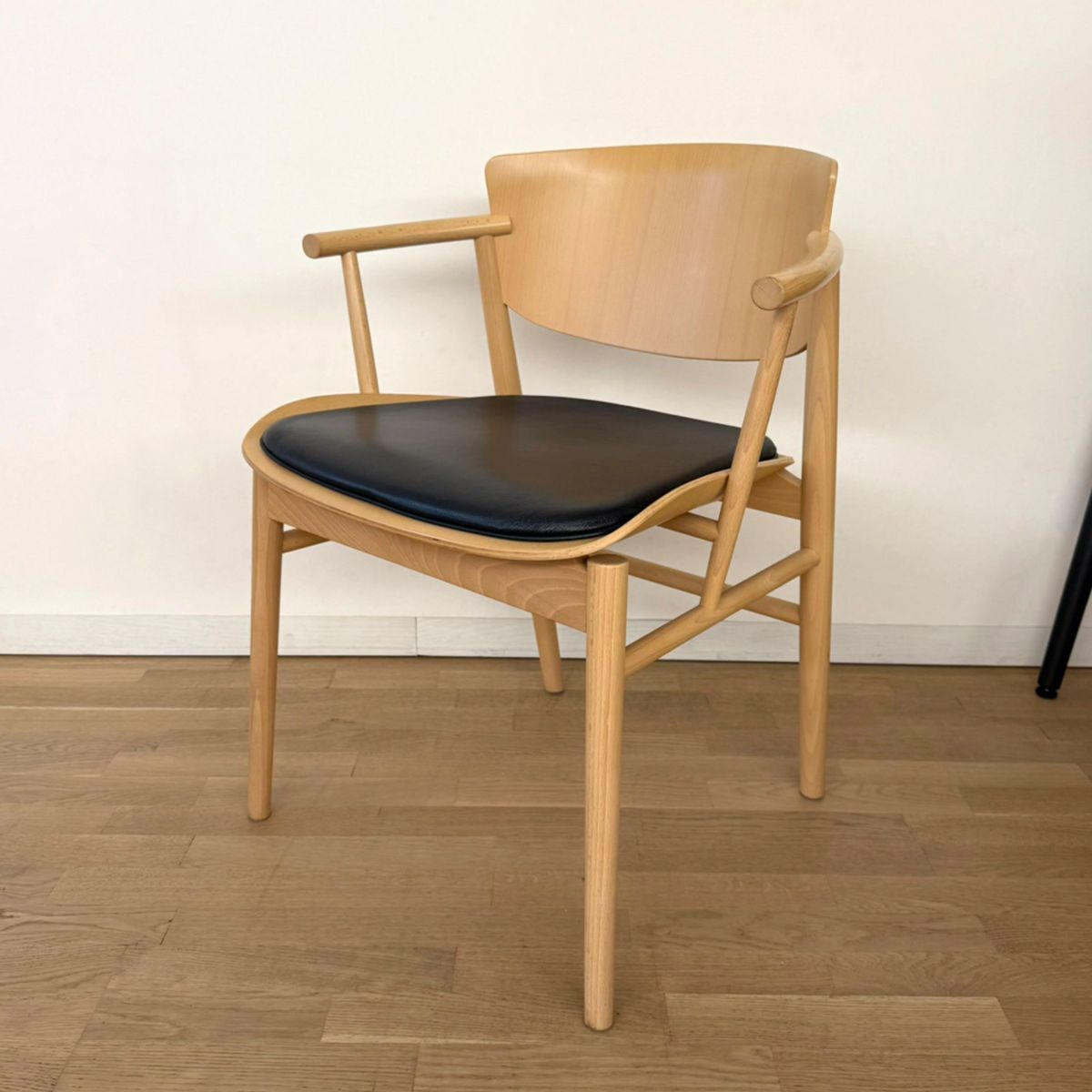 【ポイント20倍】【アウトレット】FRITZ HANSEN（フリッツ・ハンセン） / N01（エヌゼロワン） / Beech ビーチ / 固定式（レザーブラック） / アームチェア