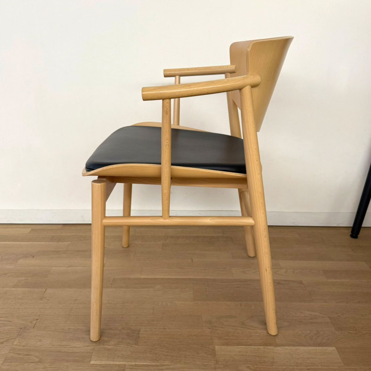 【ポイント20倍】【アウトレット】FRITZ HANSEN（フリッツ・ハンセン） / N01（エヌゼロワン） / Beech ビーチ / 固定式（レザーブラック） / アームチェア