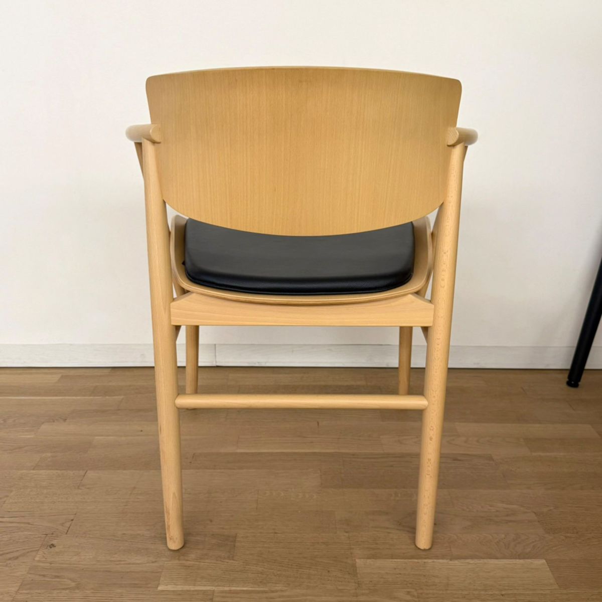 【ポイント20倍】【アウトレット】FRITZ HANSEN（フリッツ・ハンセン） / N01（エヌゼロワン） / Beech ビーチ / 固定式（レザーブラック） / アームチェア