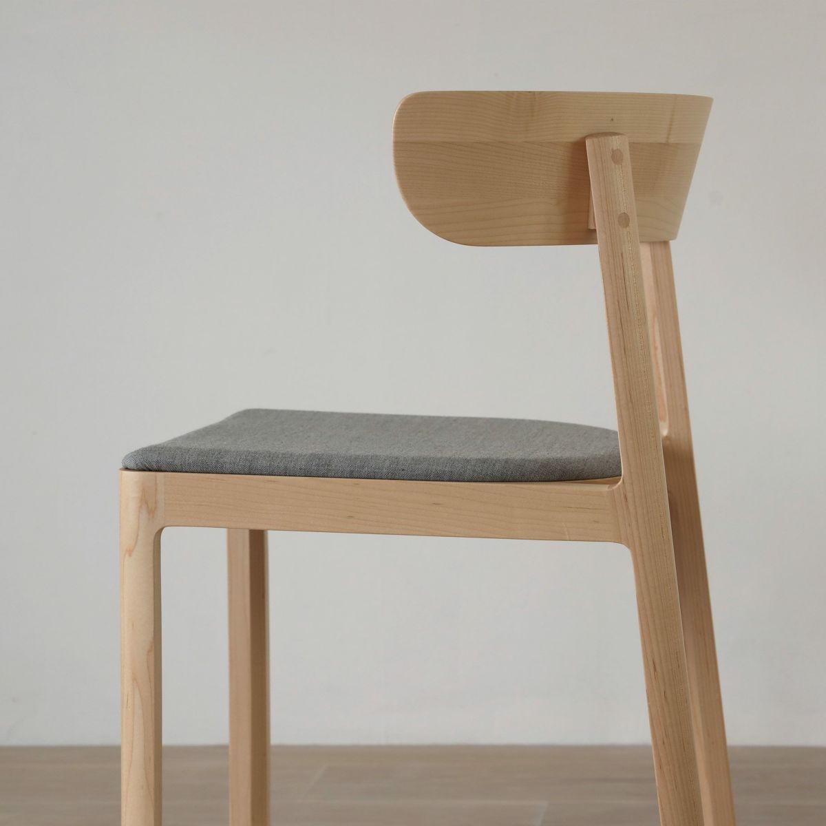 MARUNI COLLECTION（マルニコレクション） / EN（エン） / チェア（張座） / メープル材 / Remix#3329 ライトグレー123