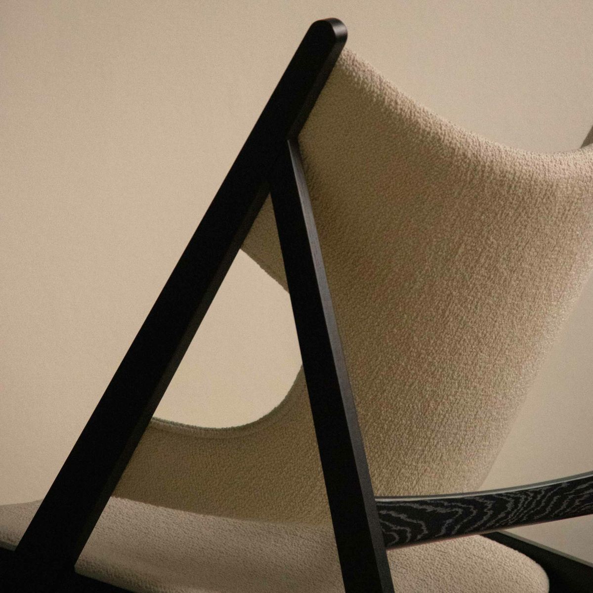 Audo Copenhagen（オドー・コペンハーゲン） / KNITTING LOUNGE CHAIR（ニッティング ラウンジチェア） / Black stained solid oak / Barnum Boucle（バーナム ブークレ） COL-24 オフホワイト