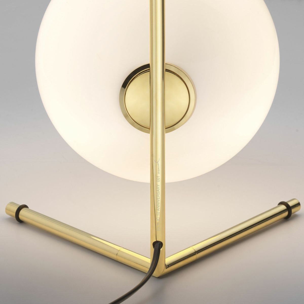 FLOS（フロス） / IC T1 LOW 10 ANNIVERSARY（アイシー 10 アニバーサリー） / テーブルランプ