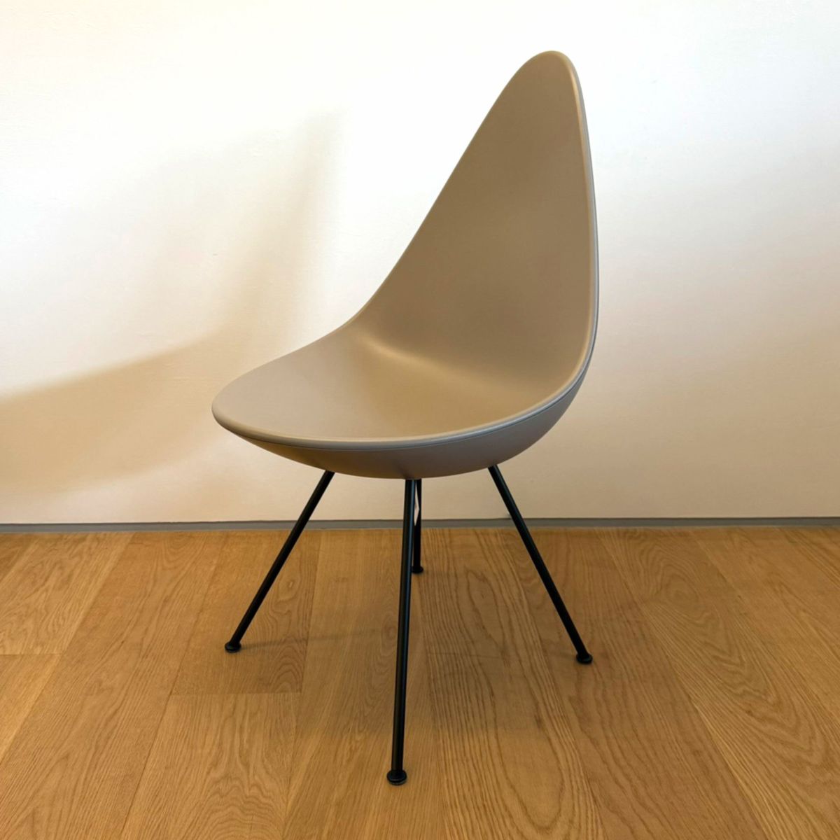 【ポイント20倍】【アウトレット】FRITZ HANSEN（フリッツ・ハンセン） / DROP（ドロップチェア） / プラスチックモデル / ディープクレイ / ブラウンブロンズ脚