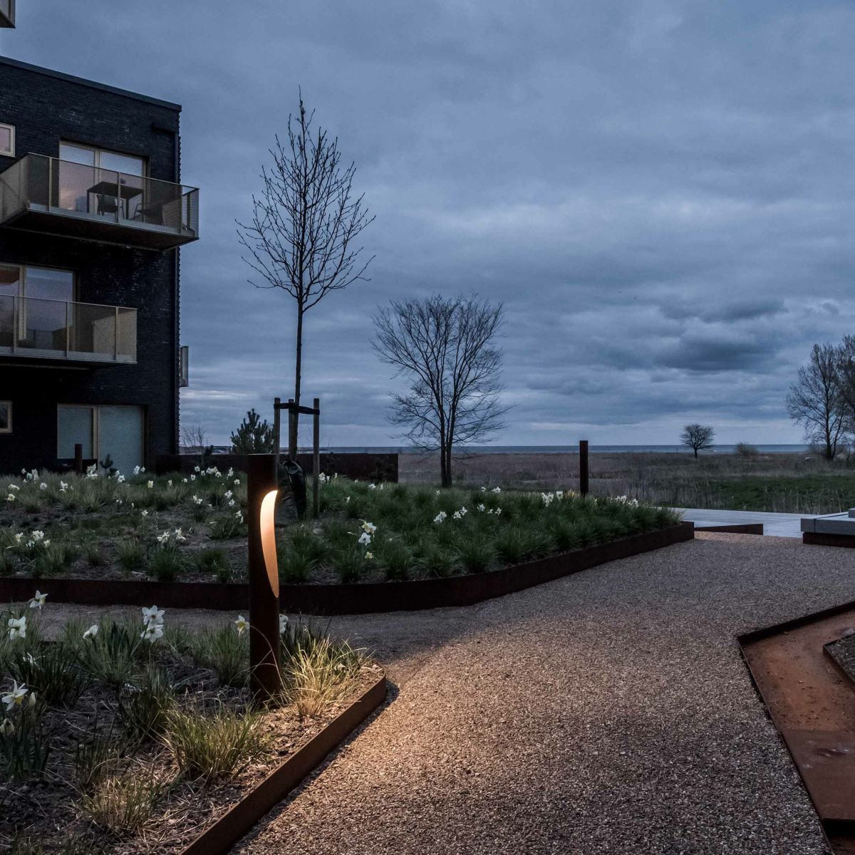 Louis Poulsen（ルイスポールセン） / Flindt Bollard（フリント ボラード） / H1100 / 3000K / 全3色 / 庭園灯