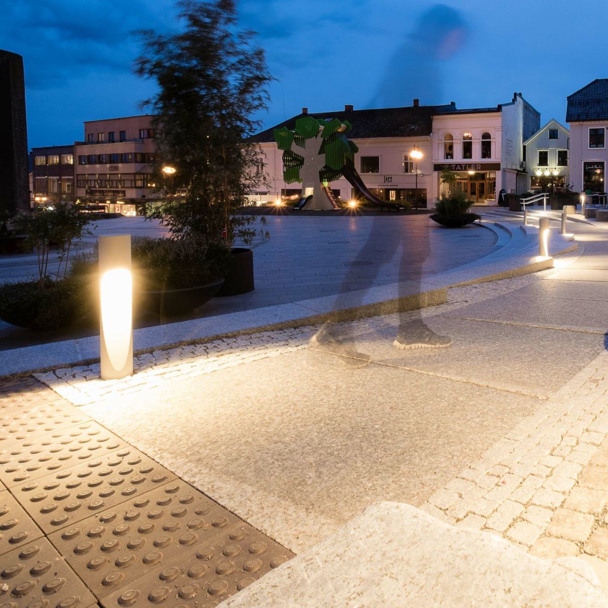 Louis Poulsen（ルイスポールセン） / Flindt Bollard（フリント ボラード） / H800 / 3000K / 全3色 / 庭園灯