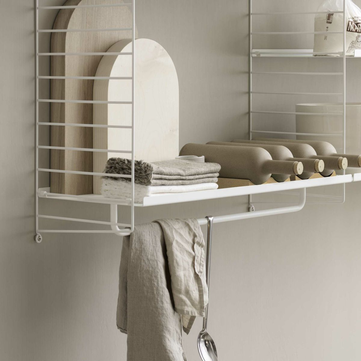 String Furniture（ストリング ファニチャー） / String System（ストリング システム） / メタルシェルフ用レール（ホワイト） / ミディアム W53cm / アクセサリーパーツ