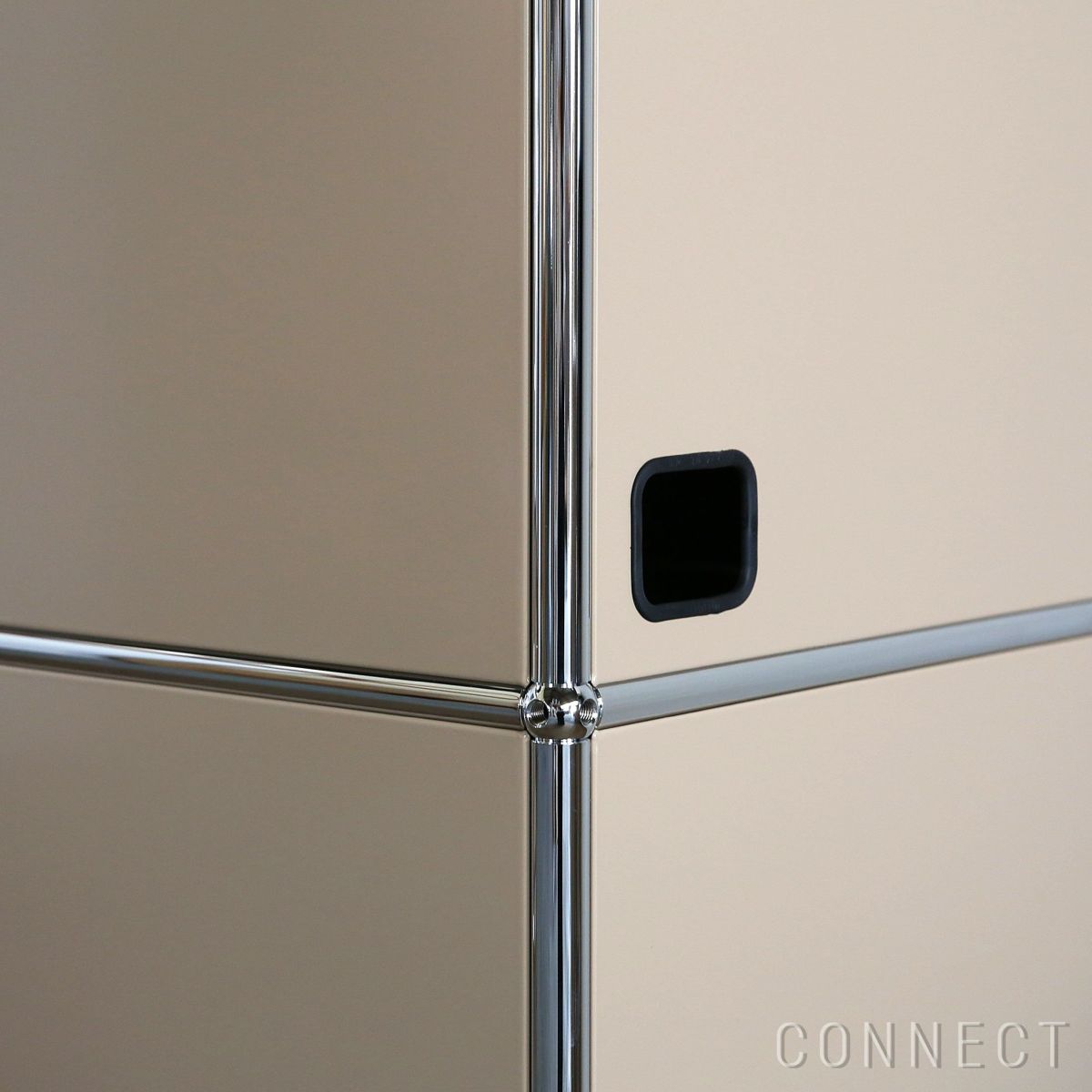 USMハラー（ユーエスエムハラー） / Cabinet（キャビネット） / W1523×D373×H1090mm / ドロップダウンドア×4 エクステンションシェルフ×2 ケーブルカットアウト（コンセント穴×1） / USMベージュ