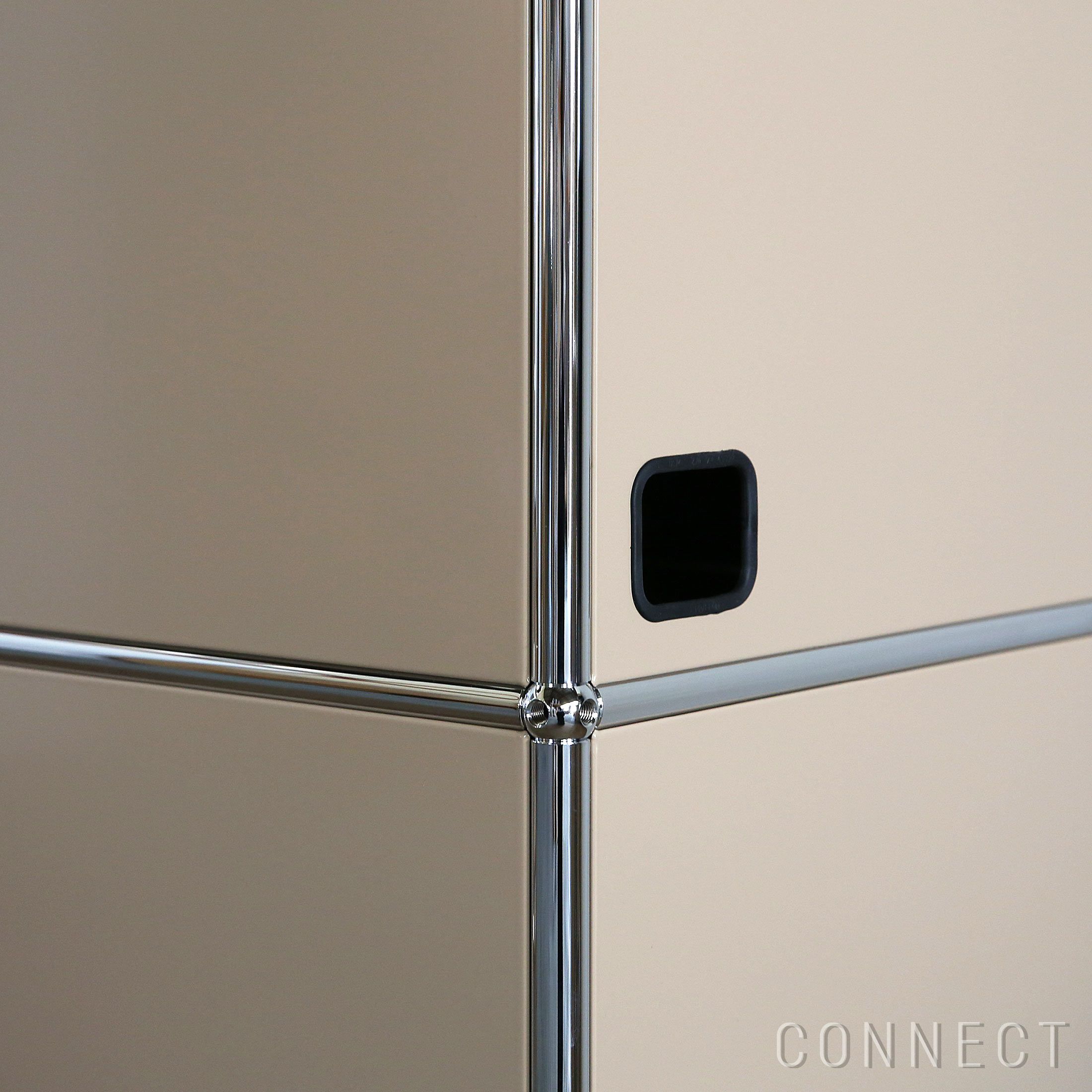 USMハラー（ユーエスエムハラー） / Cabinet（キャビネット） / W1523×D373×H1090mm / ドロップダウンドア×4 エクステンションシェルフ×2 ケーブルカットアウト（コンセント穴×1） / USMベージュ