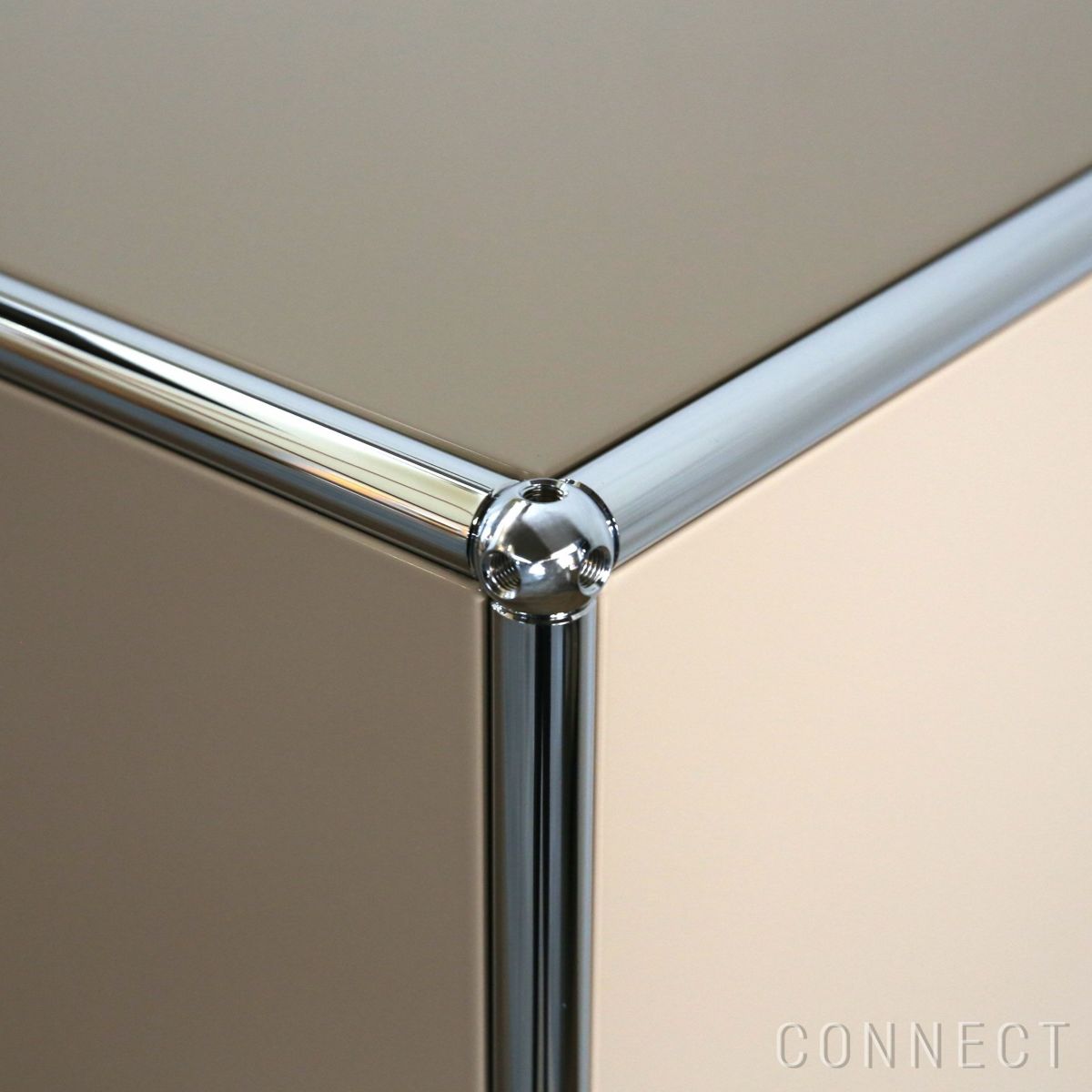 USMハラー（ユーエスエムハラー） / Cabinet（キャビネット） / W1523×D373×H1090mm / ドロップダウンドア×4 エクステンションシェルフ×2 ケーブルカットアウト（コンセント穴×1） / USMベージュ