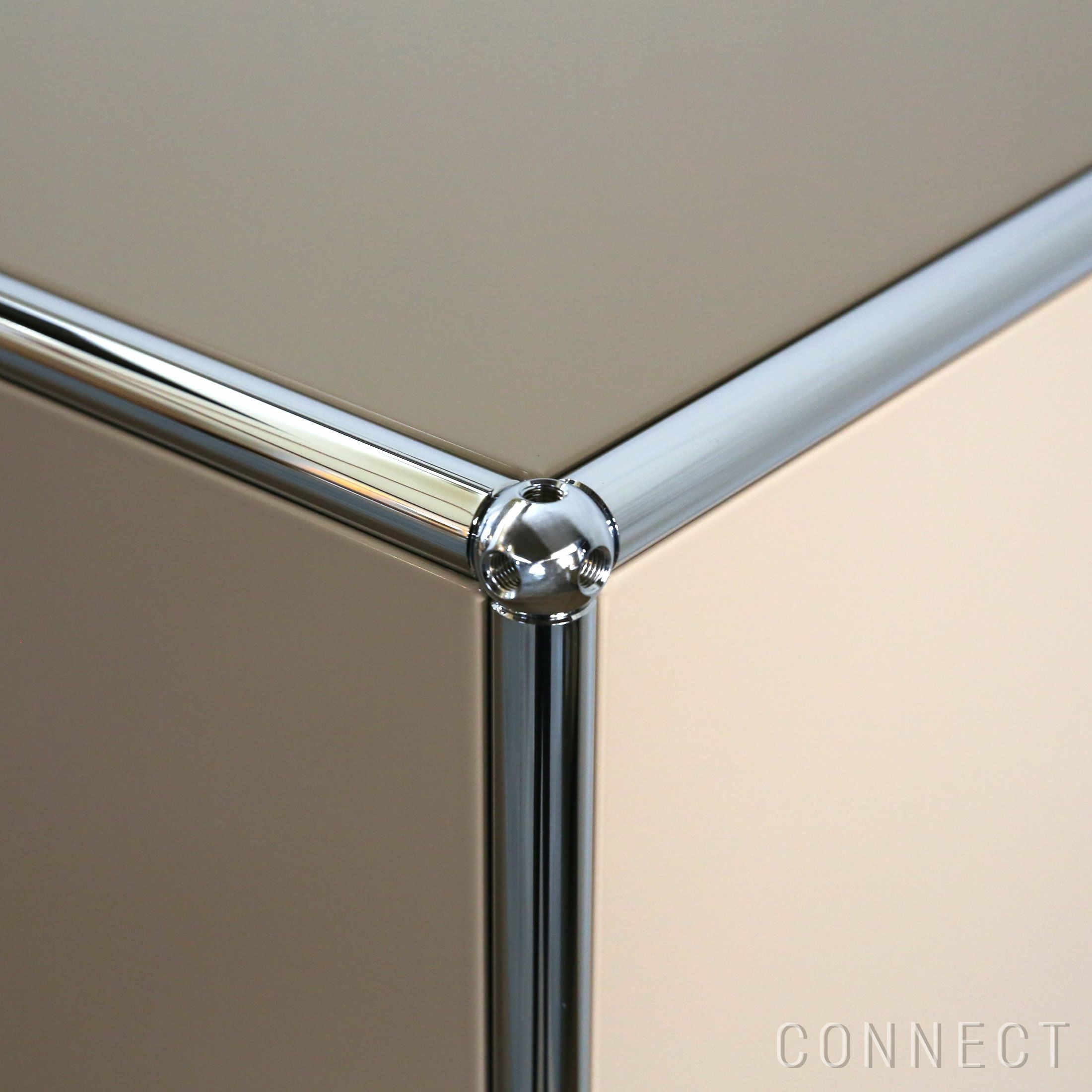 USMハラー（ユーエスエムハラー） / Cabinet（キャビネット） / W1523×D373×H1090mm / ドロップダウンドア×4 エクステンションシェルフ×2 ケーブルカットアウト（コンセント穴×1） / USMベージュ