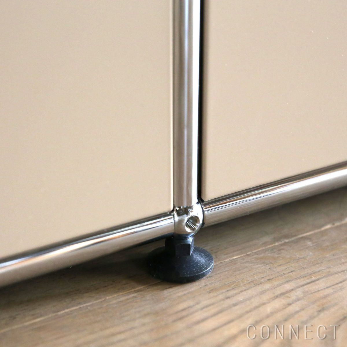 USMハラー（ユーエスエムハラー） / Cabinet（キャビネット） / W1523×D373×H1090mm / ドロップダウンドア×4 エクステンションシェルフ×2 ケーブルカットアウト（コンセント穴×1） / USMベージュ