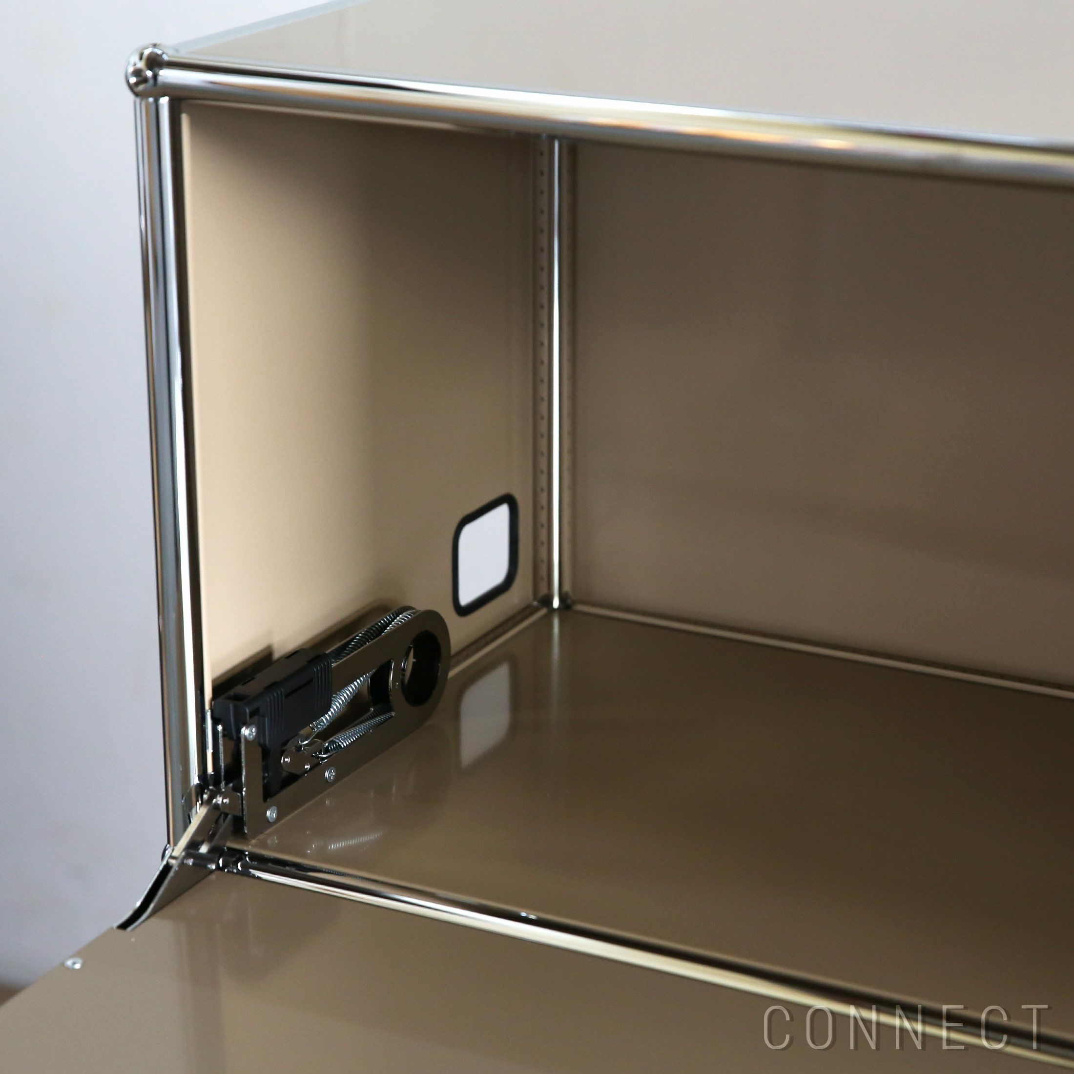 USMハラー（ユーエスエムハラー） / Cabinet（キャビネット） / W1523×D373×H1090mm / ドロップダウンドア×4 エクステンションシェルフ×2 ケーブルカットアウト（コンセント穴×1） / USMベージュ