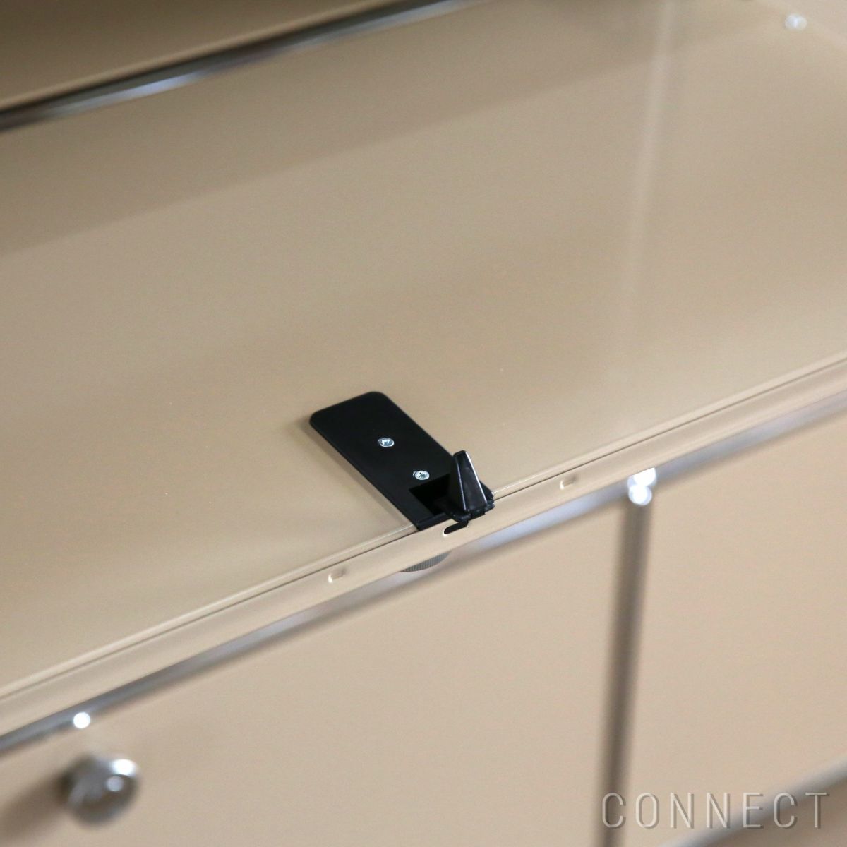 USMハラー（ユーエスエムハラー） / Cabinet（キャビネット） / W1523×D373×H1090mm / ドロップダウンドア×4 エクステンションシェルフ×2 ケーブルカットアウト（コンセント穴×1） / USMベージュ