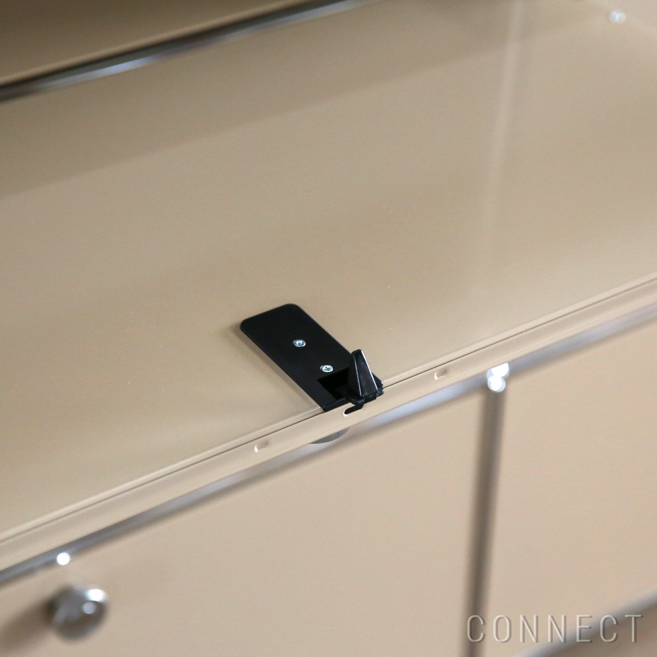 USMハラー（ユーエスエムハラー） / Cabinet（キャビネット） / W1523×D373×H1090mm / ドロップダウンドア×4 エクステンションシェルフ×2 ケーブルカットアウト（コンセント穴×1） / USMベージュ