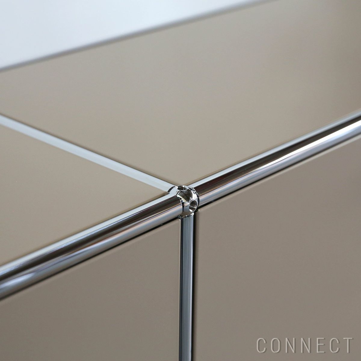 USMハラー（ユーエスエムハラー） / Cabinet（キャビネット） / W1523×D373×H1090mm / ドロップダウンドア×4 エクステンションシェルフ×2 ケーブルカットアウト（コンセント穴×1） / USMベージュ