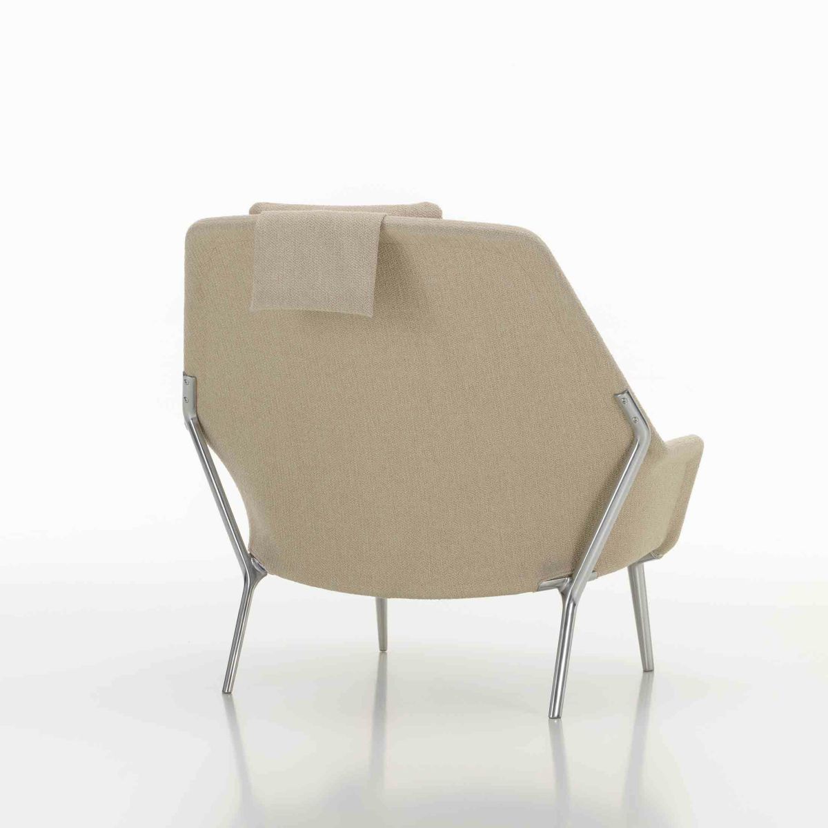Vitra（ヴィトラ） / Slow Chair （スローチェア） / チェア：Flocca （フロッカ）カバーカラー：ベージュ / ベース：アルミ ポリッシュ / バッククッション 40×30cm Kvadrat Phlo× 0983（ホームセレクション） / バッククッション 65×30cm  Kvadrat Vidar 41062 （ホームセレクション） / ネッククッション付