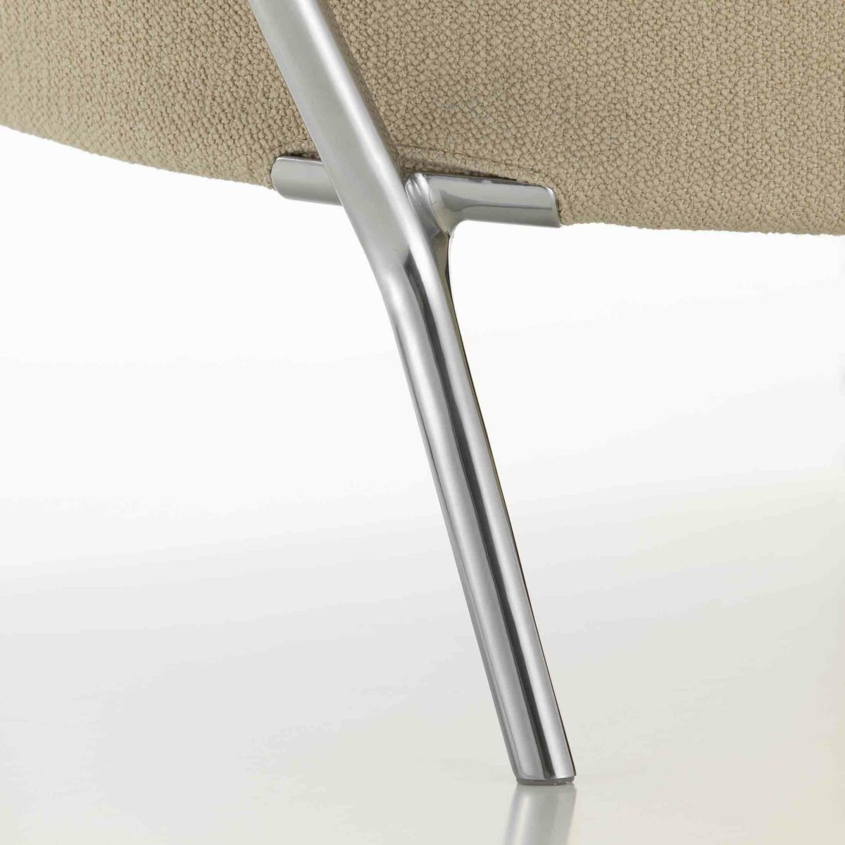 Vitra（ヴィトラ） / Slow Chair （スローチェア） / チェア：Flocca （フロッカ）カバーカラー：ベージュ / ベース：アルミ ポリッシュ / バッククッション 40×30cm Kvadrat Phlo× 0983（ホームセレクション） / バッククッション 65×30cm  Kvadrat Vidar 41062 （ホームセレクション） / ネッククッション付