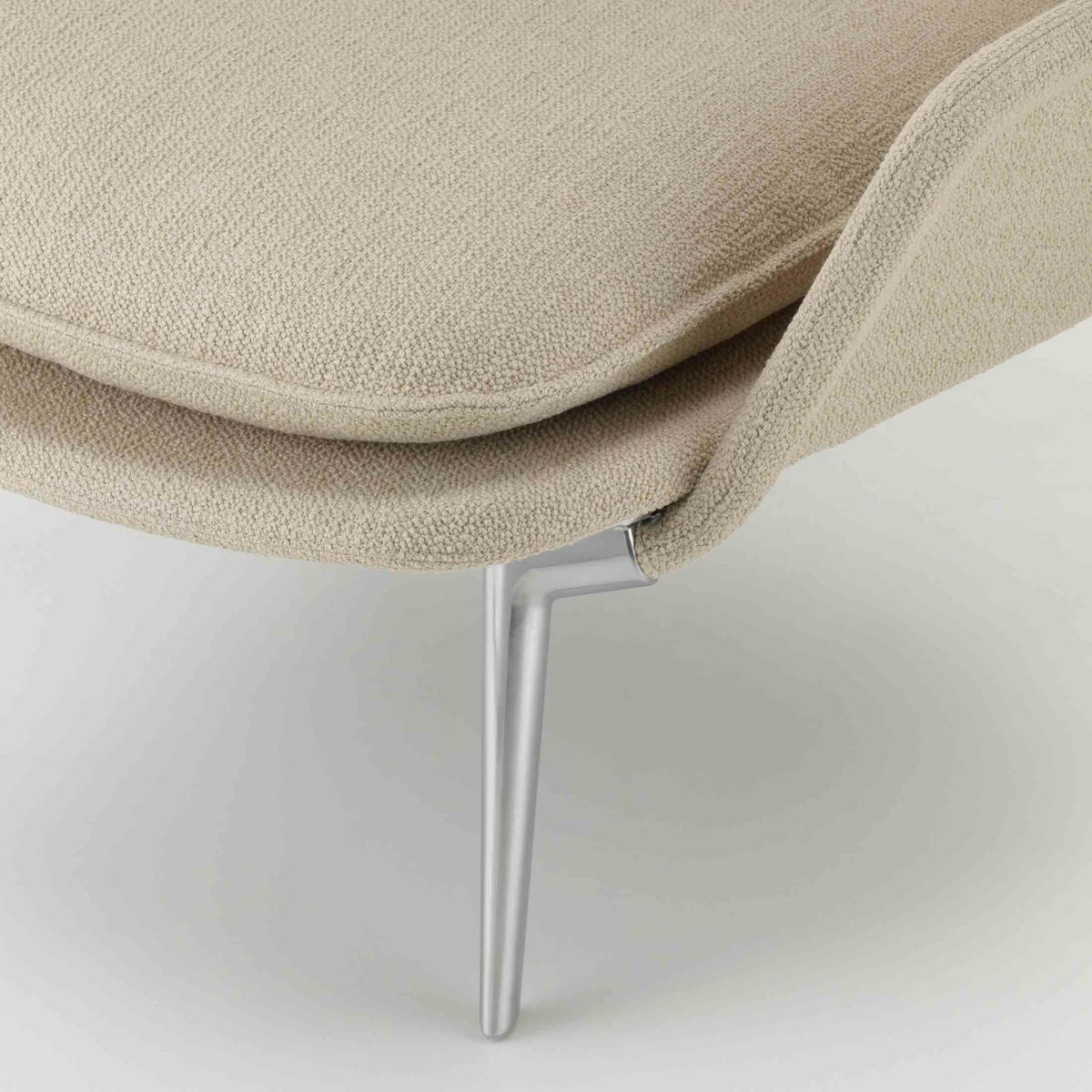 Vitra（ヴィトラ） / Slow Chair （スローチェア） / チェア：Flocca （フロッカ）カバーカラー：ベージュ / ベース：アルミ ポリッシュ / バッククッション 40×30cm Kvadrat Phlo× 0983（ホームセレクション） / バッククッション 65×30cm  Kvadrat Vidar 41062 （ホームセレクション） / ネッククッション付