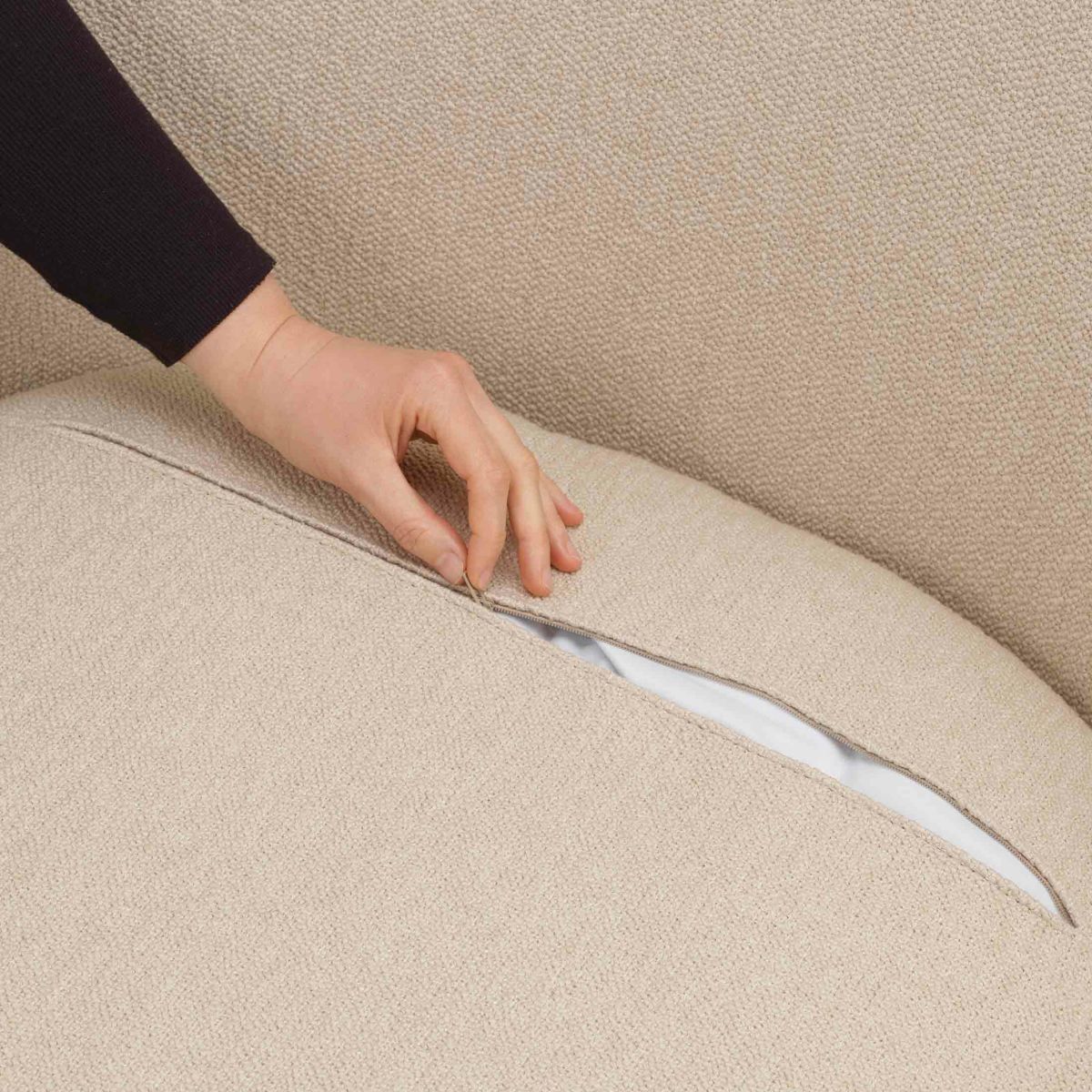 Vitra（ヴィトラ） / Slow Chair （スローチェア） / チェア：Flocca （フロッカ）カバーカラー：ベージュ / ベース：アルミ ポリッシュ / バッククッション 40×30cm Kvadrat Phlo× 0983（ホームセレクション） / バッククッション 65×30cm  Kvadrat Vidar 41062 （ホームセレクション） / ネッククッション付