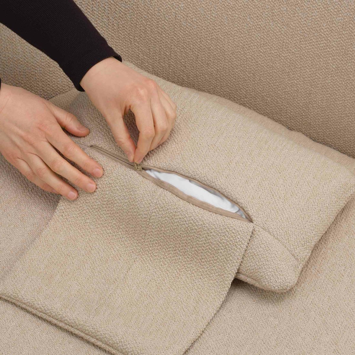 Vitra（ヴィトラ） / Slow Chair （スローチェア） / チェア：Flocca （フロッカ）カバーカラー：ベージュ / ベース：アルミ ポリッシュ / バッククッション 40×30cm Kvadrat Phlo× 0983（ホームセレクション） / バッククッション 65×30cm  Kvadrat Vidar 41062 （ホームセレクション） / ネッククッション付