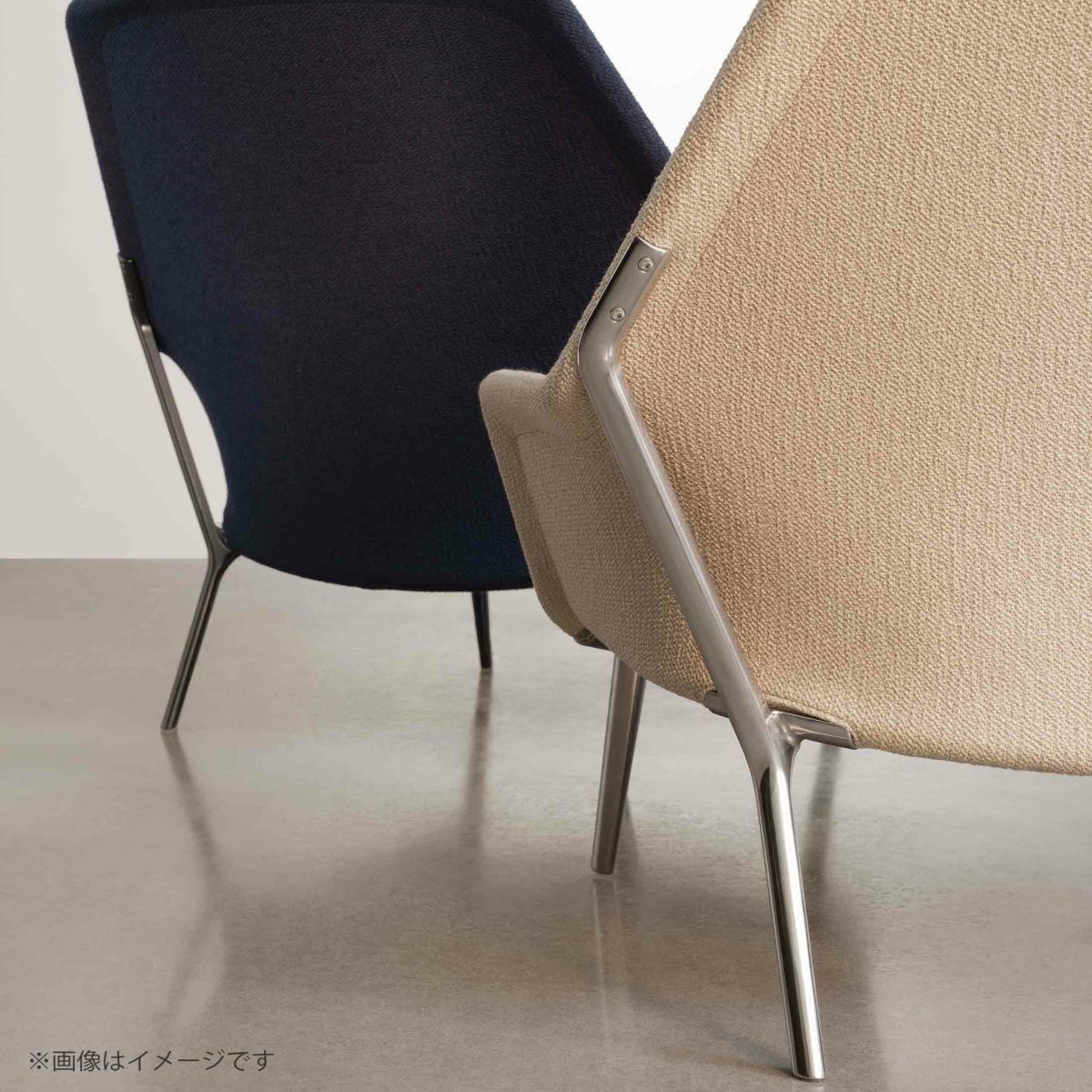 Vitra（ヴィトラ） / Slow Chair （スローチェア） / チェア：Flocca （フロッカ）カバーカラー：ベージュ / ベース：アルミ ポリッシュ / バッククッション 40×30cm Kvadrat Phlo× 0983（ホームセレクション） / バッククッション 65×30cm  Kvadrat Vidar 41062 （ホームセレクション） / ネッククッション付