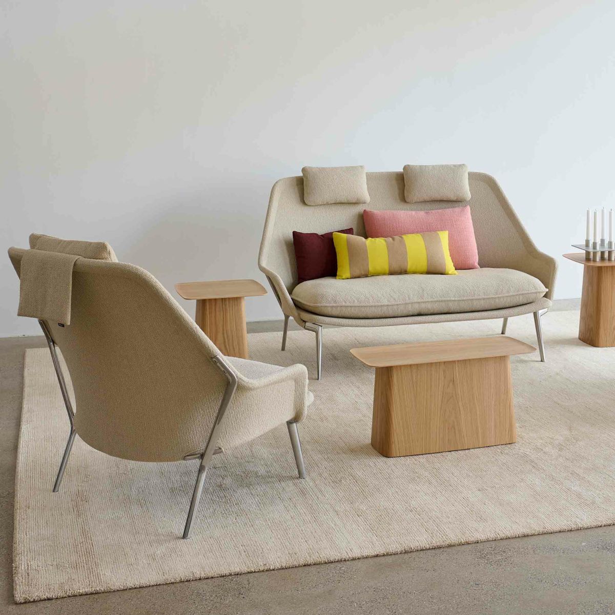 Vitra（ヴィトラ） / Slow Sofa (スローソファ) / Flocca (フロッカ）カバーカラー：ベージュ / ベース：アルミポリッシュ / バッククッション 65×30cm Kvadrat Reflex 0449 / バッククッション 40×30cm Hola 03 chestnut / バッククッション 60×40cm Dedar A perfect Flower col.003 / ネッククッション付