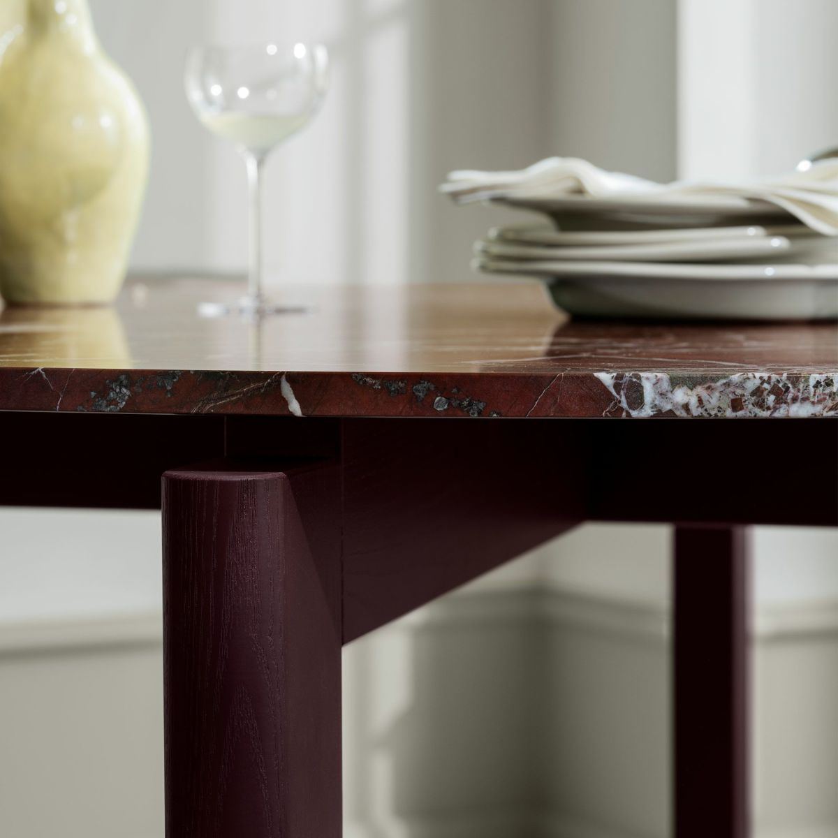 FRITZ HANSEN / AFTER（アフター） / MA400 / バーガンディ（大理石・マットポリッシュ） / φ120cm / ダイニングテーブル