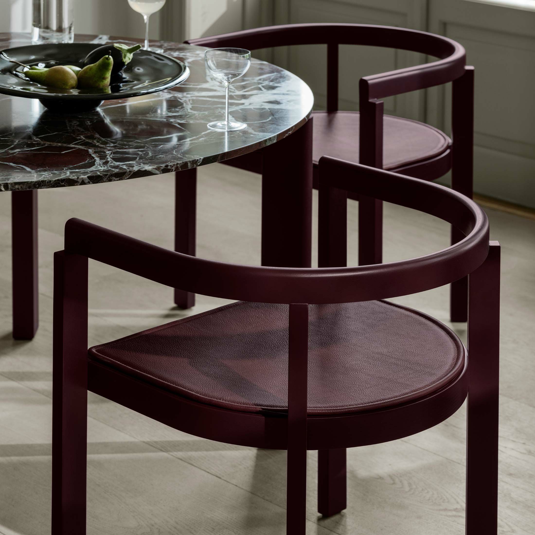 FRITZ HANSEN / AFTER（アフター） / ダイニングセット（チェア4脚＋テーブル） / バーガンディ / 大理石天板（マットポリッシュ） / 無垢材・カードアッシュ脚《シートクッション4個プレゼント》