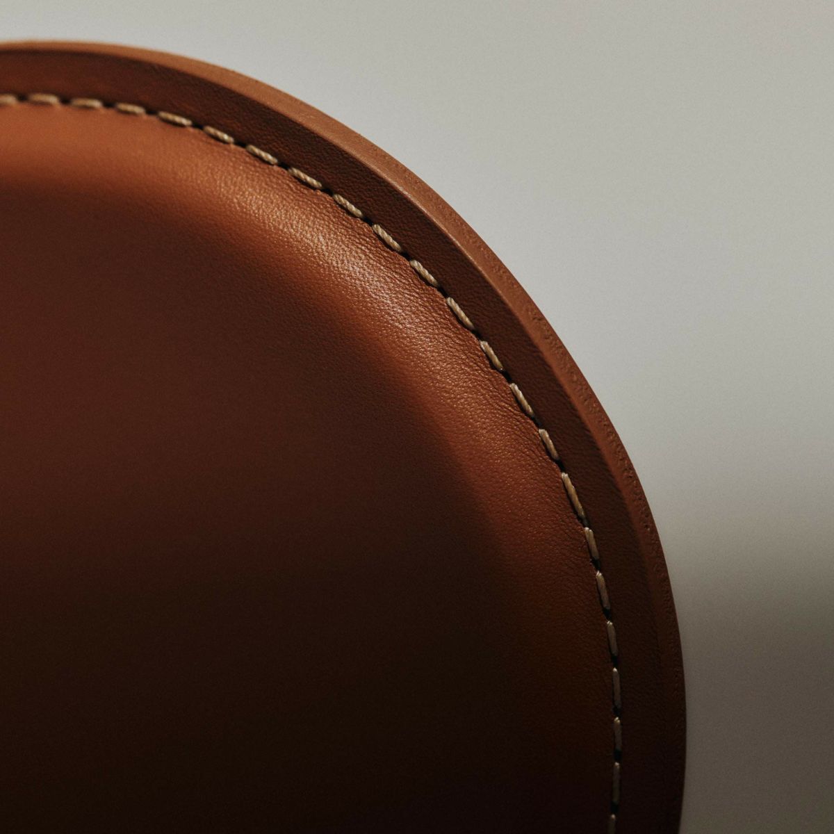 【70周年記念モデル】FRITZ HANSEN（フリッツ・ハンセン） / SERIES 7（セブンチェア） / TAILORED（テーラード）/ ハーネスレザー / サドルブラウン / フルパディング