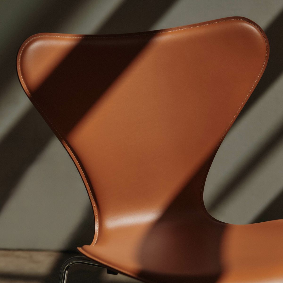 【70周年記念モデル】FRITZ HANSEN（フリッツ・ハンセン） / SERIES 7（セブンチェア） / TAILORED（テーラード）/ ハーネスレザー / サドルブラウン / フルパディング