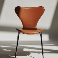 【70周年記念モデル】FRITZ HANSEN（フリッツ・ハンセン） / SERIES 7（セブンチェア） / TAILORED（テーラード）/ ハーネスレザー / サドルブラウン / フルパディング
