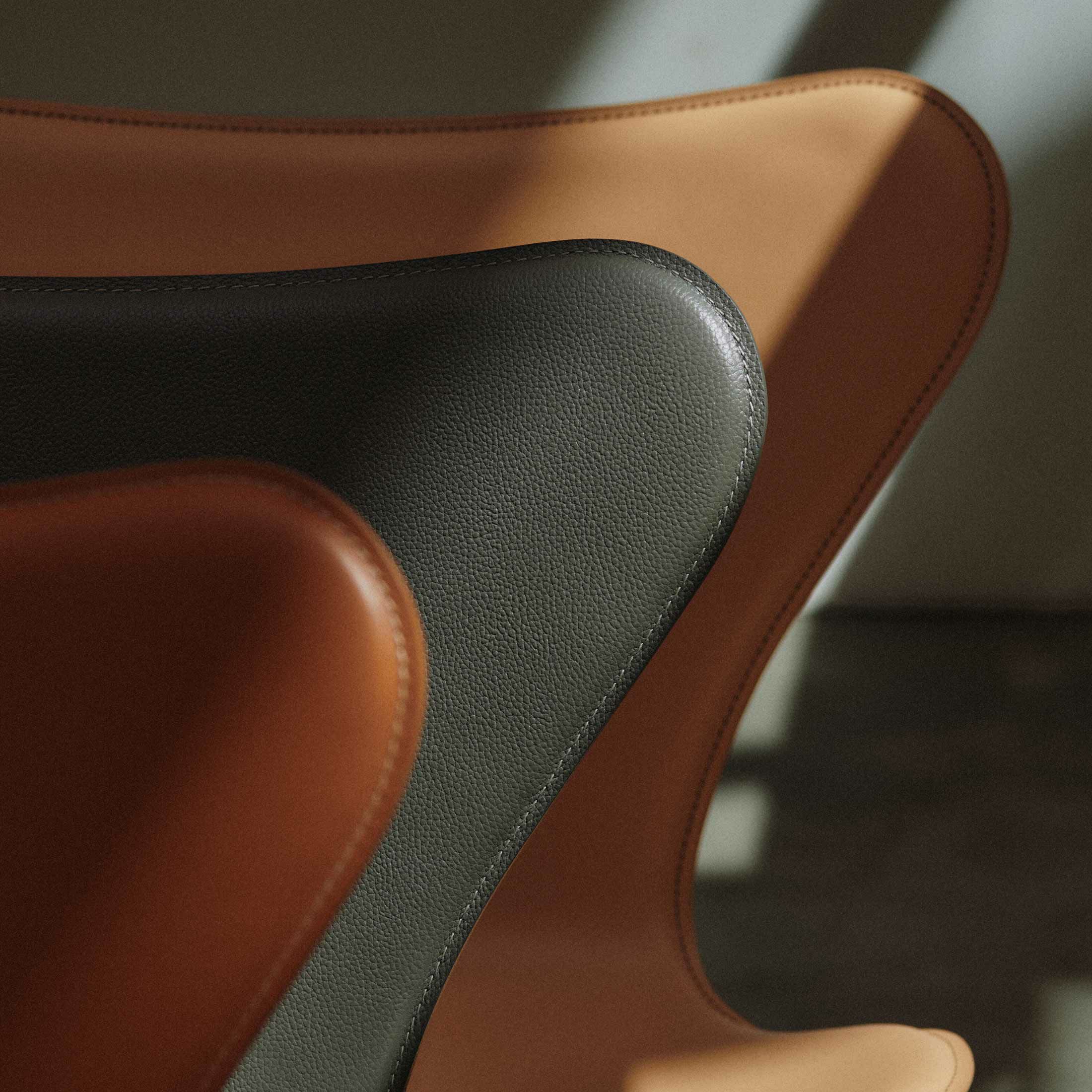 【70周年記念モデル】FRITZ HANSEN（フリッツ・ハンセン） / SERIES 7（セブンチェア） / TAILORED（テーラード）/ ハーネスレザー / サドルブラウン / フルパディング