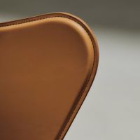 【70周年記念モデル】FRITZ HANSEN（フリッツ・ハンセン） / SERIES 7（セブンチェア） / TAILORED（テーラード） / ハーネスレザー / ウォームエクリュ / フルパディング