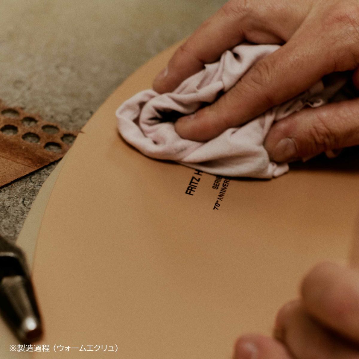 【70周年記念モデル】FRITZ HANSEN（フリッツ・ハンセン） / SERIES 7（セブンチェア） / TAILORED（テーラード） / ハーネスレザー / ウォームエクリュ / フルパディング