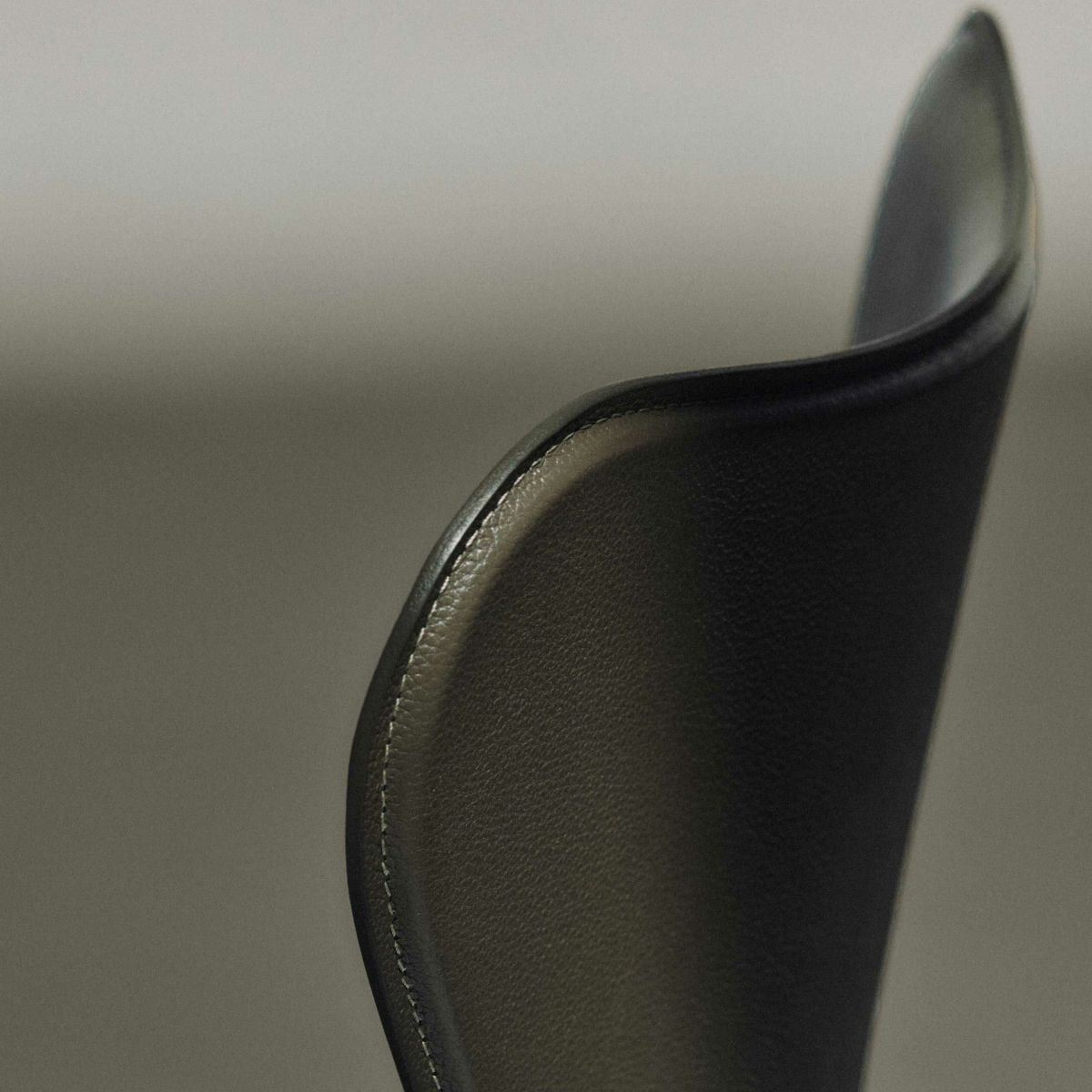 FRITZ HANSEN（フリッツ・ハンセン） / SERIES 7（セブンチェア） / TAILORED（テーラード） / ハーネスレザー / スレートグレー / フルパディング