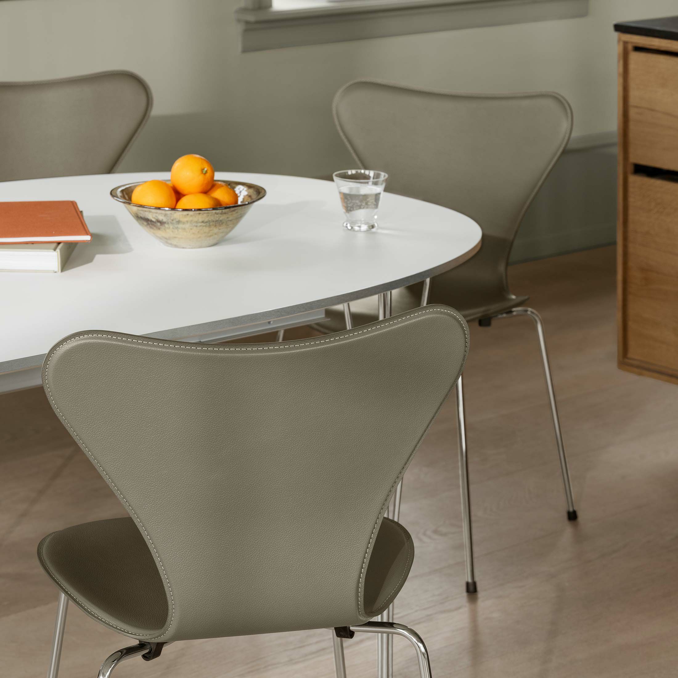 FRITZ HANSEN（フリッツ・ハンセン） / SERIES 7（セブンチェア） / TAILORED（テーラード） / ハーネスレザー / スレートグレー / フルパディング