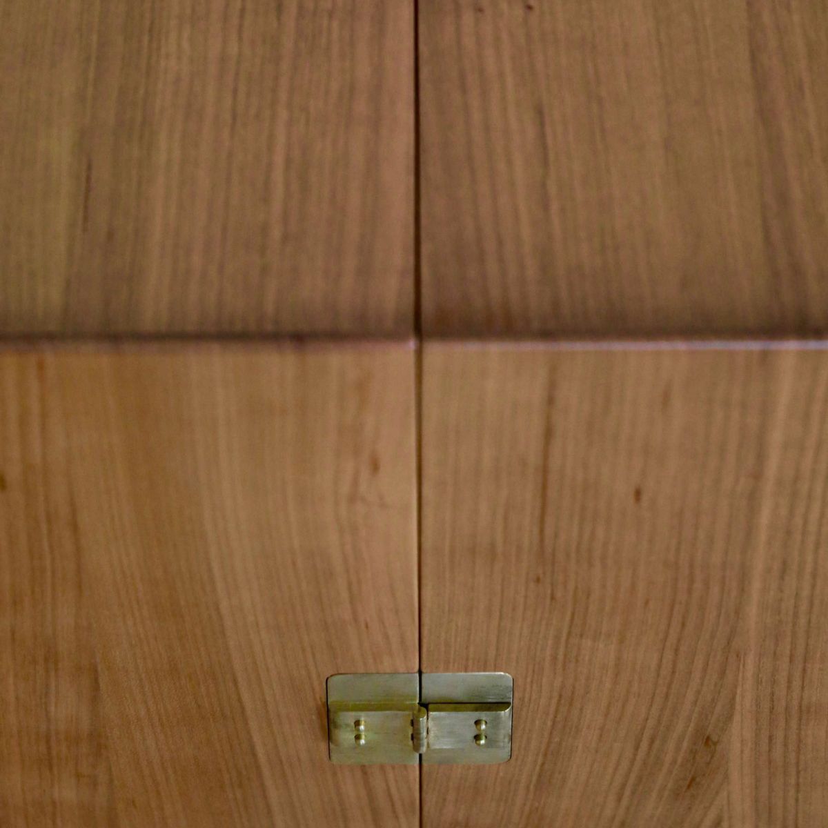 HOUSE OF FINN JUHL（ハウス・オブ・フィンユール） / GLOVE CABINET（グローブキャビネット） / チェリー材・オイル仕上げ / 引き出し付き（WARM AND COLD）