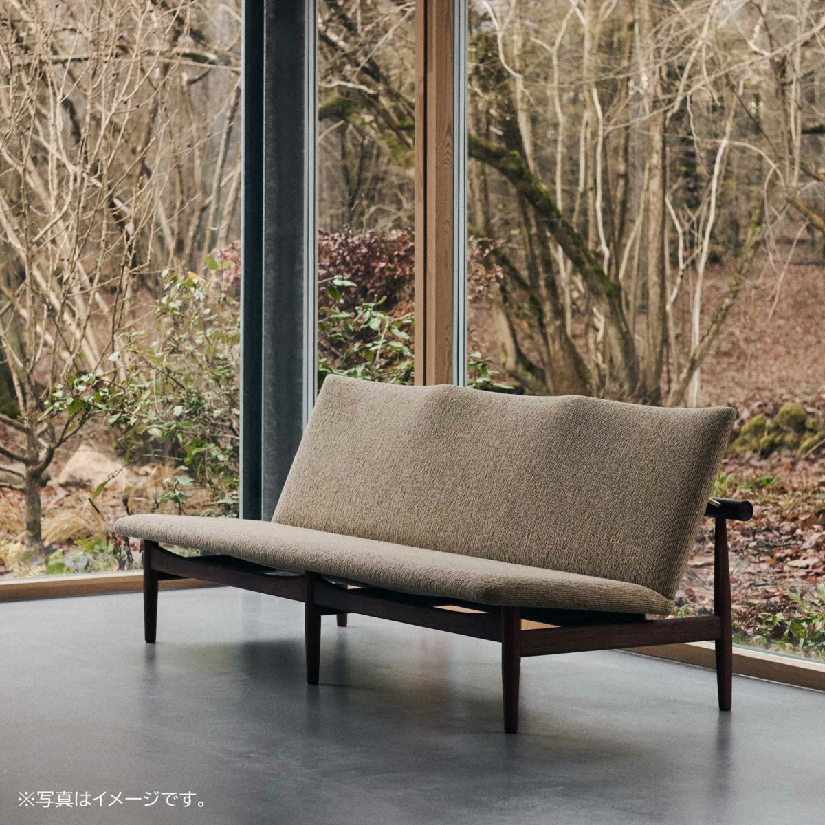 HOUSE OF FINN JUHL（ハウス・オブ・フィンユール） / JAPAN SOFA 3 SEATER（ジャパンソファ 3シーター） / ウォルナット材・オイル仕上げ / Watercolour（Cast Iron）