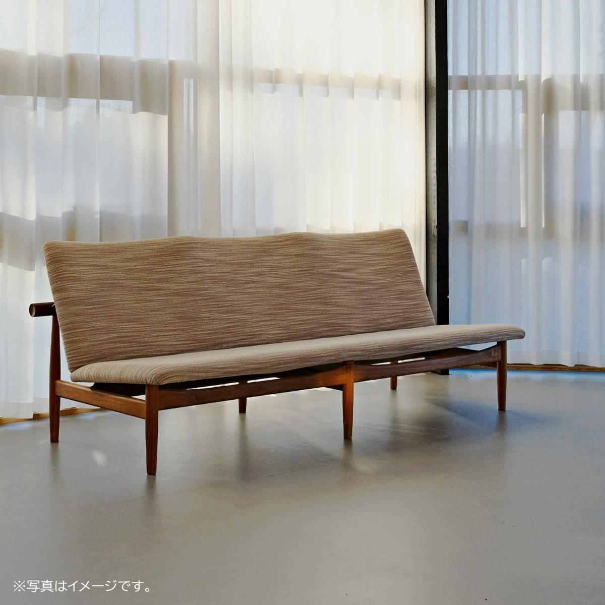 HOUSE OF FINN JUHL（ハウス・オブ・フィンユール） / JAPAN SOFA 3 SEATER（ジャパンソファ 3シーター） / ウォルナット材・オイル仕上げ / Watercolour（Cast Iron）
